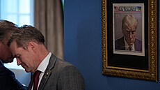 Trump se chlubí svým mugshotem. Zarámoval ho a vystavil v Oválné pracovn. (14....