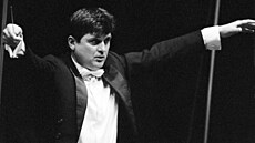 Vladimír Válek jako dirigent Symfonického orchestru hl.m.Prahy FOK. (5....