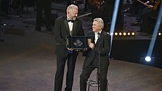 Dirigent Vladimír Válek obdr�el cenu za celo�ivotní p�ínos na p�edávání cen...