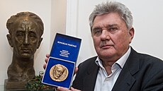 Dirigent Vladimír Válek obdr�el pam�tní medaili Bohuslava Martin� za...