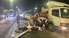Na dálnici v Rusku havarovalo auto s rakvemi, nebo�tíci skon�ili na asfaltu....