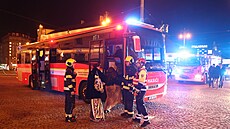 Pro podez�ení z ulo�ení neznámého výbu�ného za�ízení policie evakuuje...