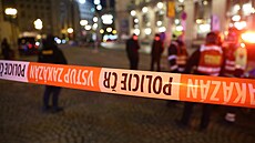 Pro podez�ení z ulo�ení neznámého výbu�ného za�ízení policie evakuuje...