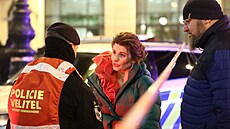 Pro podez�ení z ulo�ení neznámého výbu�ného za�ízení policie evakuuje...