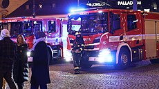 Pro podez�ení z ulo�ení neznámého výbu�ného za�ízení policie evakuuje...