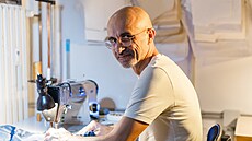 Ro�n� u�ije p�es stovku oblek�, ko�il a d�ín.(14. února 2025)