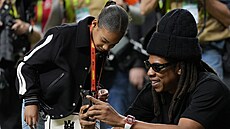 Raper Jay-Z ukazuje dceři, jaký pořídil snímek před Super Bowlem.