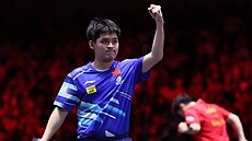 ínský stolní tenista Lin -tung se hecuje ve finále turnaje Singapore Smash.