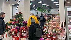 V pra�ských kv�tiná�stvích  se na svatého Valentýna tvo�í fronty. (14. února...