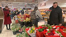 V pra�ských kv�tiná�stvích  se na svatého Valentýna tvo�í fronty. (14. února...