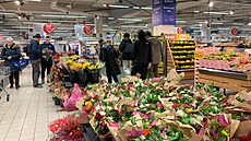 V pra�ských kv�tiná�stvích  se na svatého Valentýna tvo�í fronty. (14. února...