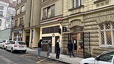 V pra�ských kv�tiná�stvích  se na svatého Valentýna tvo�í fronty. (14. února...