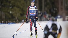 KOUSEK K MEDAILI. Johannes Bö po trati let�l a stojku zvládl za 17 sekund,...