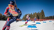 V SILNÉM VLÁ�KU. Tomá� Mikyska na tréninku ve stop� s Vetle Christiansenem a...