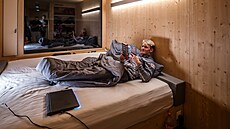 Tomá Mikyska na pokoji v Lenzerheide s knihou Marca Priestleyho.