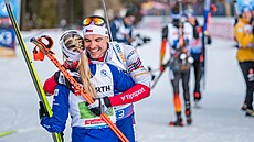 ST�ÍBRNÉ OBJETÍ. Tereza Voborníková vítá v cíli smí�ené �tafety Michala Kr�má�e.