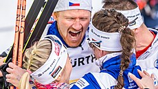 ST�ÍBRNÝ POK�IK. Bezprost�ední záplava emocí �eské smí�ené �tafety po dojetí...