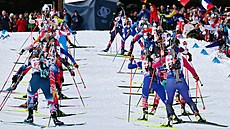 Biatlonistky stoupají v prvním úseku smí�ené �tafety na mistrovství sv�ta v...