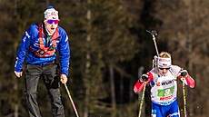 MAKEJ! Ond�ej Moravec povzbuzuje Terezu Voborníkovou na trati smí�ené �tafety v...