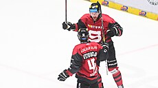 Ond�ej Najman (�elem) gratuluje spar�anskému spoluhrá�i Davidu Vitouchovi ke...