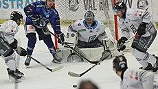 Patrik Zdráhal z Vítkovic p�ed brankou Var�, ve které je p�ipravený Dominik...