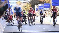 Vrátit se, p�elézt pl�tek, projet cílem. Záv�r první etapy závodu Volta Algarve...