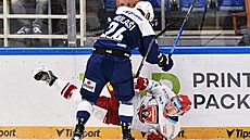 Brn�nský Michal Gula�i srá�í k ledu Ryana Dmowského z Hradce Králové.