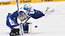 Brn�nský branká� Michal Postava zasahuje proti hradecké st�ele.