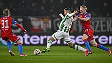 Úto�ník Ferencvárose Matheus Saldanha v obklí�ení plze�ských hrá�� Pavla �ulce...