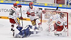 Brn�nský úto�ník Kristián Pospí�il padá p�ed hradeckou bránou, kterou hájí...