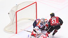 Roman Horák za�izuje t�etí gól Sparty v Pardubicích.