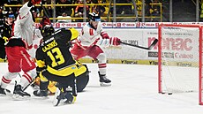 Olomoucký Silvester Kusko p�ekonává litvínovského branká�e �imona Zají�ka.