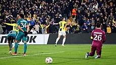 Branká� a kapitán Anderlechtu Colin Coosemans je na kolenou, fanou�ci...