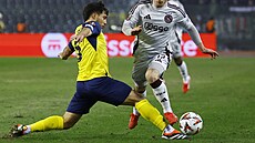 Kevin Mac Allister ze Saint-Gilloise nutí Olivera Edvardsena z Ajaxu p�eru�it...