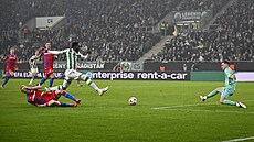 Plze�ský branká� Martin Jedli�ka se chystá na st�elu domácího Adamy Traoréa.