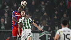 Souboj hlavi�ek mezi Sampsonem Dwehem z Plzn� (vlevo) a Barnabasem Vargou z...