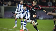 Adam Buksa se nap�ahuje k jedinému gólu Midtjyllandu v utkání proti Realu...