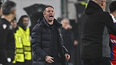 Roz�ílený trenér Ferencvárose Robbie Keane v záv�ru utkání s Plzní.