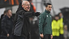 Plzeský trenér Miroslav Koubek udluje pokyny svým svencm v utkání s...