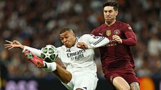 Kylian Mbappé se nap�ahuje ke st�ele, kterou p�ekonává manchesterského branká�e...