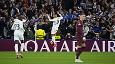 Kylian Mbappé slaví s fanouky Realu gól proti City.