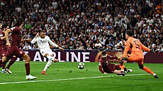 Úto�ník Realu Kylian Mbappé posílá do brány Manchesteru City druhou st�elu.