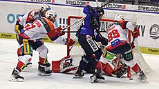 Peter ereák pomáhá s obranou pardubické brány v utkání s Vítkovicemi.