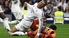 Kylian Mbappé se po kontaktu s branká�em Edersonem hroutí k zemi.