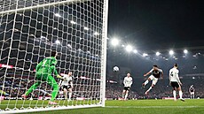 Ollie Watkins posílá do brány Liverpoolu druhý gól Aston Villy.