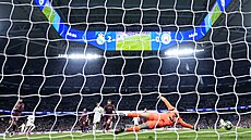 Branká� Ederson se marn� vrhá po mí�i, který do brány City vyslal Kylian Mbappé.