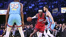 Shai Gilgeous-Alexander se sna�í odpoutat od Stephan Curryho.