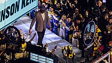 Shaquille ONeal nastupuje na palubovku ped startem Utkání hvzd NBA.