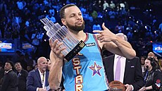 Stephen Curry pózuje s trofejí pro neju�ite�n�j�ího hrá�e Utkání hv�zd NBA.