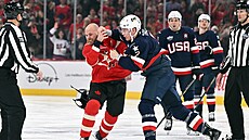 Kanadský úto�ník Sam Bennett se v bitce brání Bradymu Tkachukovi.